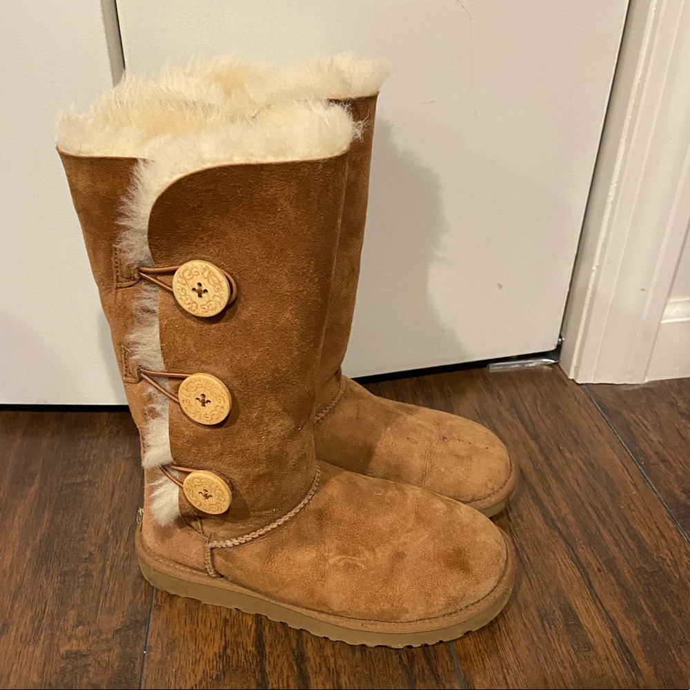 COPY - UGG Bailey Button Triplet II Boot size 6